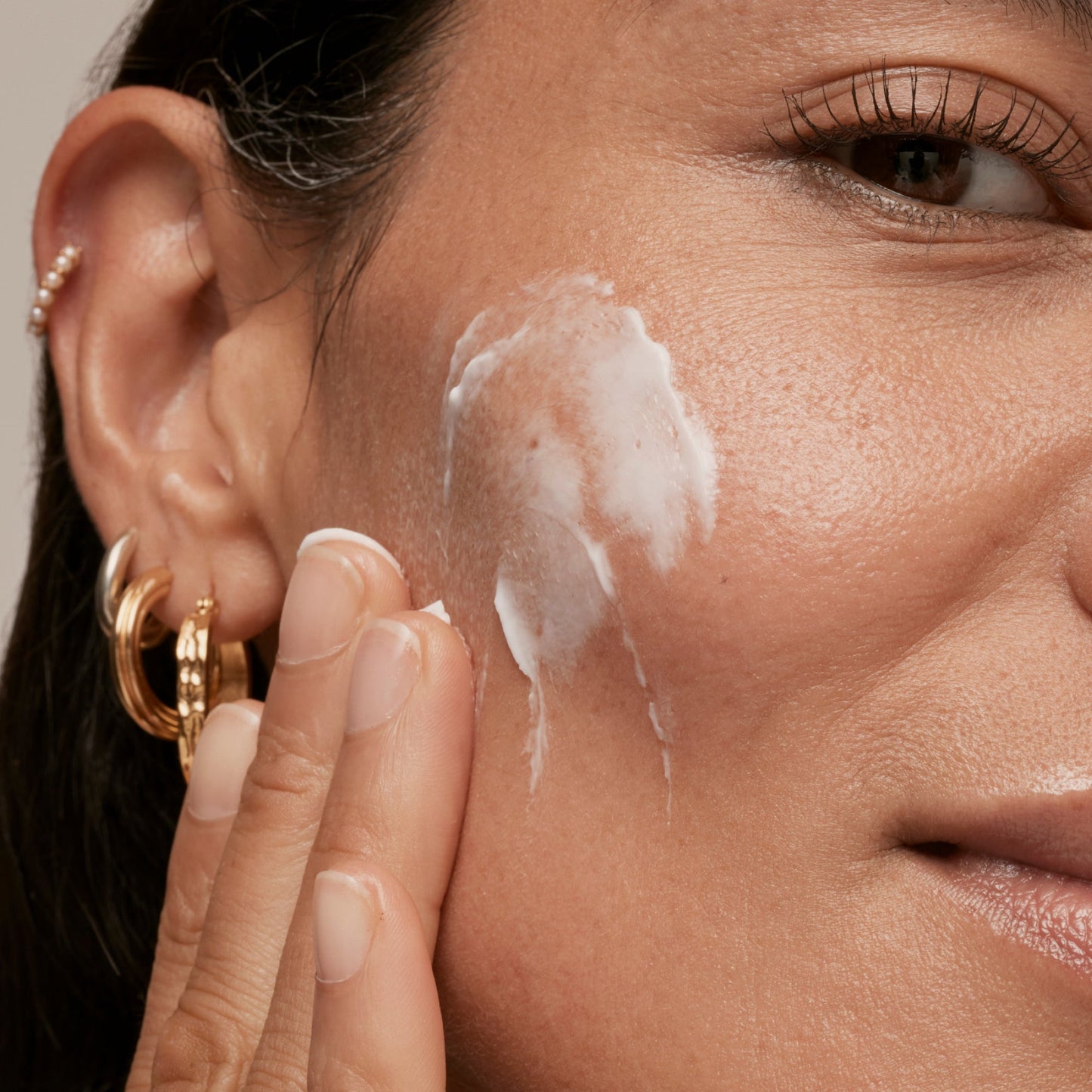 simple-skincare-cleanser-and-ceramide-moisturizer-duo-q1 INKEY_DTC_Bio-ActiveCeramide_Ppage_Model_02_dd0fc443-e441-4e82-ac65-ebe93c1b6365_1.jpg